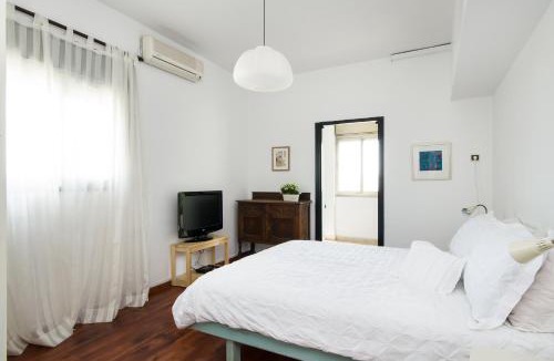 Haifa Apartment | Eshkol Housing Carmel Center: Forest retreat