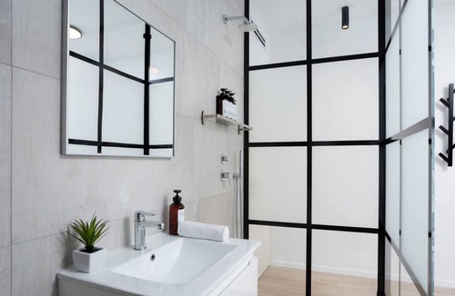 Tel Aviv Apartment | Extravagant 3BR & Jacuzzi by HolyGuest