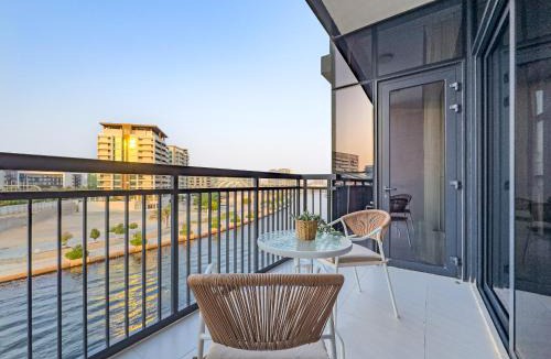 Al Raha Beach Apartment | Fantastic Rooftop Pool - Full Canal Views - Spacious 1 BDR Designed by Designer - 5 min walk from Space42 Arena