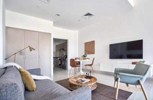Dubai Sports City Apartment | Frank Porter - Canal Residence