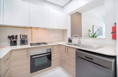 Business Bay Apartment | Free housekeeping visits during your stay - StayShort - Trendy 1-Bedroom Apartment for 4 in Business Bay