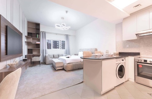 Dubai Sports City Apartment | Free housekeeping visits during your stay - StayShort - Classy Studio in Sports City Sleeps 2 with Pool