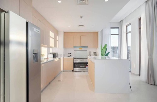 Dubai Apartment | Free housekeeping visits during your stay - StayShort - Peaceful 4-Bedroom, Bright Kitchen Space in Dubai Creek Harbour