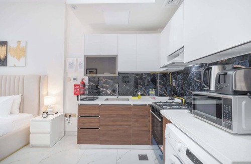 Al Barsha Apartment | Free housekeeping visits during your stay - StayShort - Magnificent Studio Living in Al Barsha South