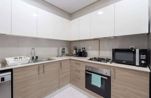 Business Bay Apartment | Free housekeeping visits during your stay - StayShort - Modern 1BR in Prime Business Bay 4 Guests