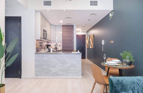 Dubai Apartment | Free housekeeping visits during your stay - StayShort - Calm 1-Bedroom with Relaxing Balcony in Liwan!