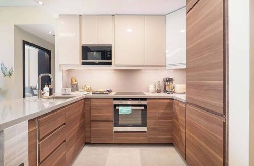 Dubai Apartment | Free housekeeping visits during your stay - StayShort - Calm 1-Bedroom with Relaxing Balcony in Liwan!