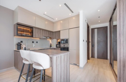 Jumeirah Village Triangle Apartment | Free housekeeping visits during your stay - StayShort - Sleek Studio in Jumeirah Village Triangle