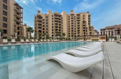 Umm Suqeim 3 Apartment | Free housekeeping visits during your stay - StayShort - Modern 1BR Retreat in MJL Sleeps 4