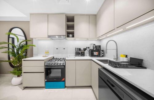 Umm Suqeim 3 Apartment | Free housekeeping visits during your stay - StayShort - Modern 1BR Retreat in MJL Sleeps 4