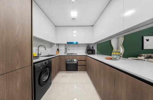 Dubai Apartment | Free housekeeping visits during your stay - StayShort - Stylish 2 Bed Apartment in Silicon Oasis for 6 with Balcony