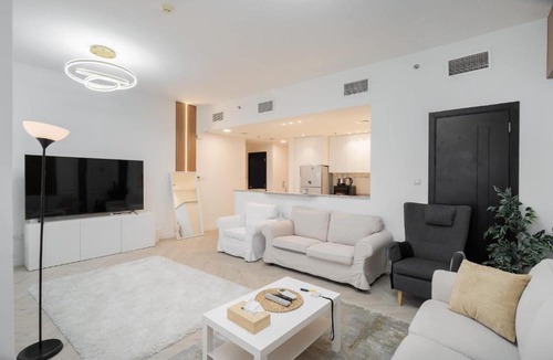 Dubai Apartment | Free housekeeping visits during your stay - StayShort - Comfy 2BR Stay in Liwan that Sleeps 6