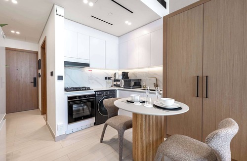 Jumeirah Village Circle Apartment | Free housekeeping visits during your stay - StayShort - Sophisticated Studio in JVC that Sleeps 2 with Balcony