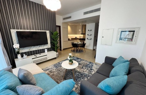 Dubai Marina Apartment | Free Infiniti Pool & Jacuzzi-Marina Dubai Luxury Stay in luxurious 1 BHK.