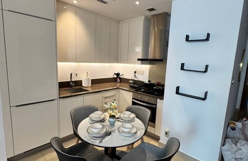 Dubai Marina Apartment | Free Infiniti Pool & Jacuzzi-Marina Dubai Luxury Stay in luxurious 1 BHK.