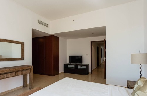 Jumeirah Beach Residence Apartment | Full Marina View! 3 mins to the Beach!!