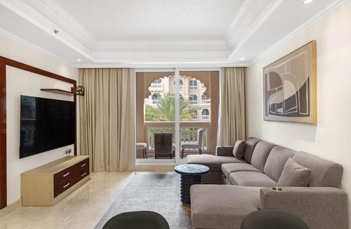 Palm Jumeirah Apartment | Fully-equppied studio with private beach and pool