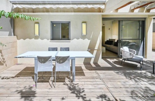 Tel Aviv City Center Apartment | Garden Kalisher 3BR near the Beach by HolyGuest