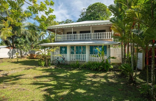 Manzanillo House | Gardenview Retreat | Beachfront | Walk Everywhere