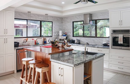 Jaco House | Gleaming tropical home with private pool, pool spa, outdoor kitchen, and W/D