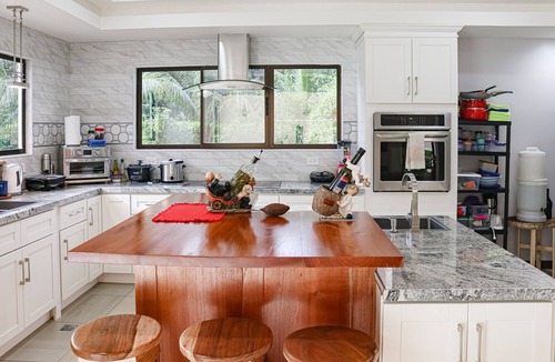 Jaco House | Gleaming tropical home with private pool, pool spa, outdoor kitchen, and W/D