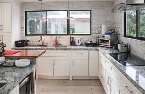 Jaco House | Gleaming tropical home with private pool, pool spa, outdoor kitchen, and W/D