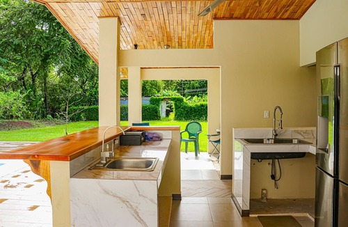 Jaco House | Gleaming tropical home with private pool, pool spa, outdoor kitchen, and W/D