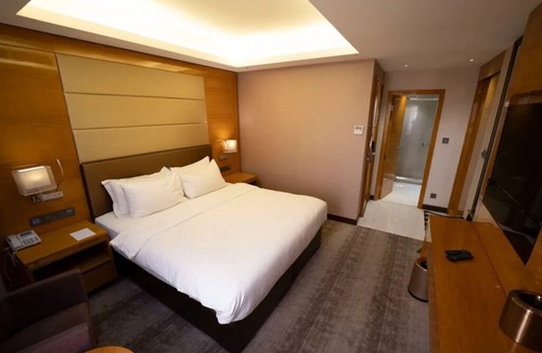 Suwailih Hotel | Gloria Hotel | Deluxe Double or Twin Room | Near Royal Auto Museum