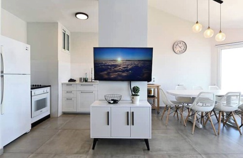 Migdal Apartment | Gluck House – A Modern, Tranquil Escape Overlooking the Sea of Galilee