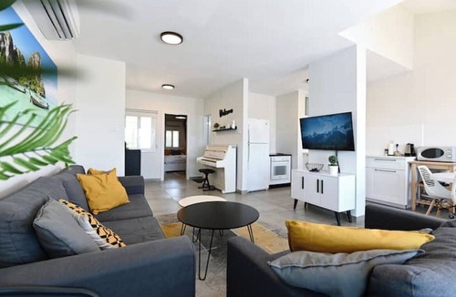 Migdal Apartment | Gluck House – A Modern, Tranquil Escape Overlooking the Sea of Galilee