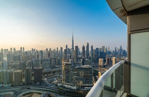 Business Bay Apartment | GuestReady - 3BR w/Balcony & Burj Khalifa view