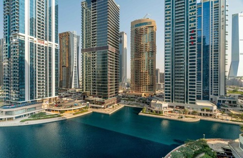 Jumeirah Lake Towers Apartment | GuestReady - Magnificent stay with lake view