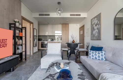 Business Bay Apartment | GuestReady - Premium 1BD with Canal View