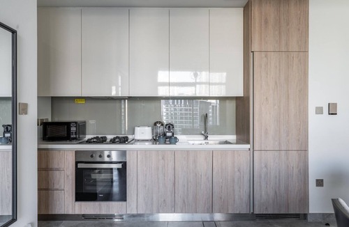 Business Bay Apartment | GuestReady - Premium 1BD with Canal View