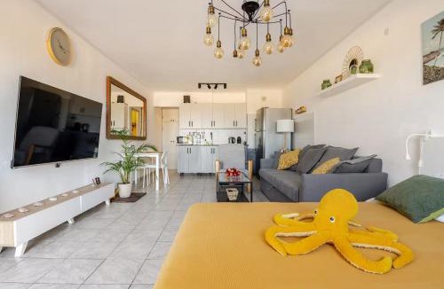 Nahariya Apartment | GW014 Gugel Waves Patio and Pool Seaview Apartments
