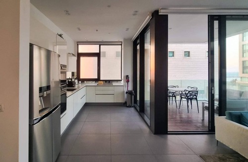 Kerem HaTeimanim Apartment | Hayarkon Royal - Two Bedroom Apartment, Sleeps 5