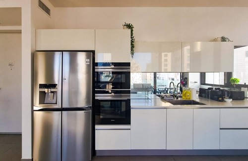 Kerem HaTeimanim Apartment | Hayarkon Royal - Two Bedroom Apartment, Sleeps 5