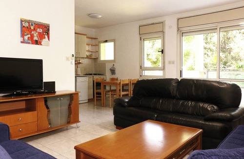 Jerusalem Apartment | HEART OF JERUSALEM APARTMENT, WIFI , 2 BEDROOMS SLEEP 6+ people with parking.