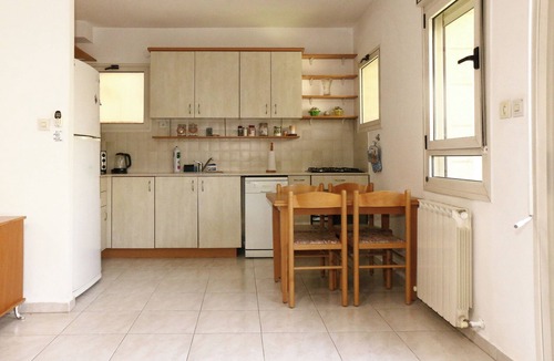 Jerusalem Apartment | HEART OF JERUSALEM APARTMENT, WIFI , 2 BEDROOMS SLEEP 6+ people with parking.