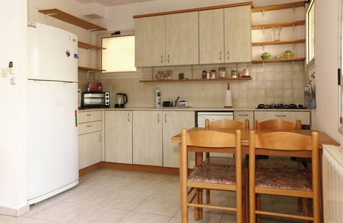 Jerusalem Apartment | HEART OF JERUSALEM APARTMENT, WIFI , 2 BEDROOMS SLEEP 6+ people with parking.