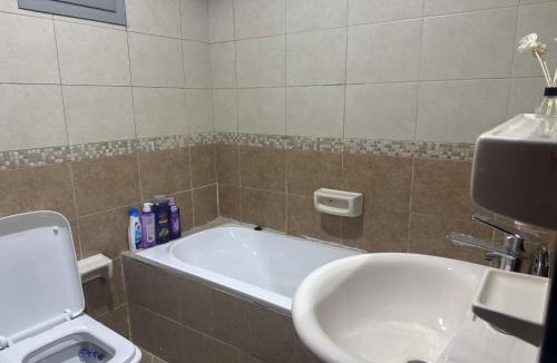 Al Majaz Apartment | Helsa private room with attached bathroom