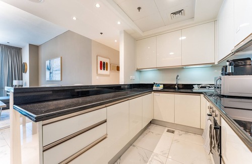 Business Bay Apartment | High-Floor 2BR, Overlooking Godolphin Stables and Al Khail Racecourse