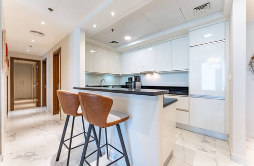 Business Bay Apartment | High-Floor 2BR, Overlooking Godolphin Stables and Al Khail Racecourse