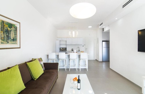Old North Apartment | Hilton Bay Apartment with Bedroom shelter