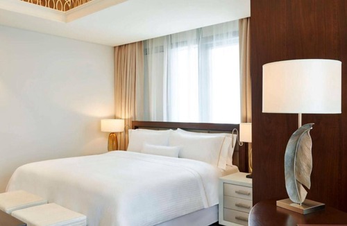 Business Bay Hotel | Hilton Dubai Al Habtoor City Junior Suite Room