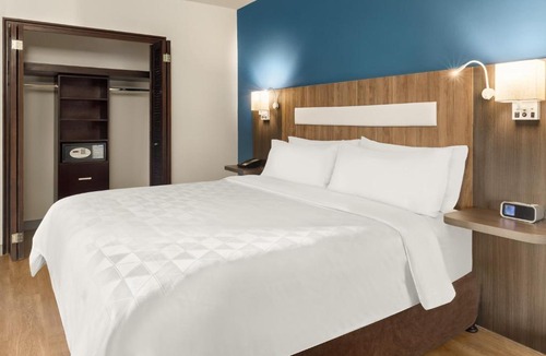 Santa Ana Hotel | Holiday Inn Express San Jose Forum by IHG