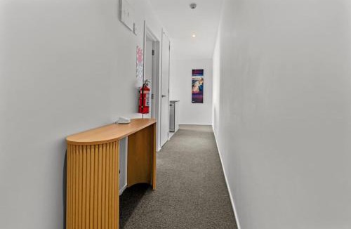 Newton Apartment | Iconic Skyline Modern Abode with Free Parking