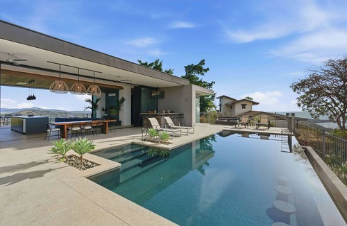 Tamarindo Villa | Infinity Pool Villa, 4 Suites & Private Casita