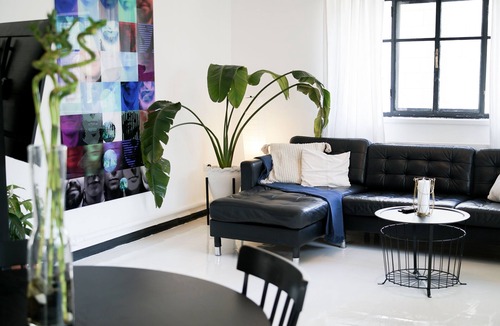Amman Apartment | Inspiring 3Bed Unit with Sunny Balcony & Fireplace