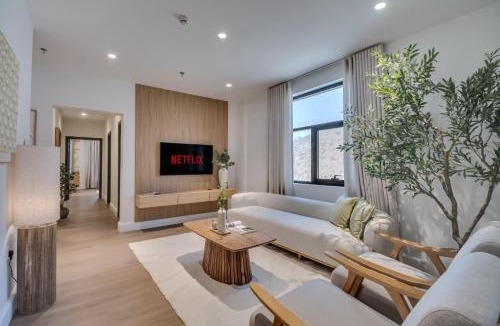 Khor Fakkan Apartment | Japandi Mountain Escape